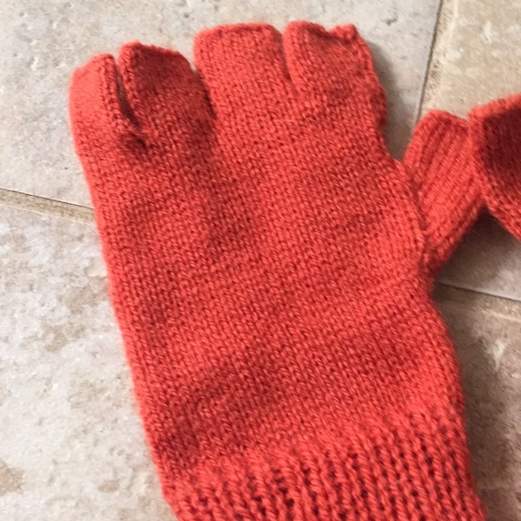 Orange gloves - Picture 2 of 3